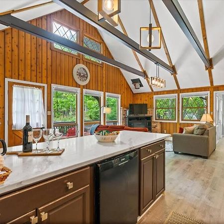The Gingerbread House: 4 Bedroom Chalet, W/ Sunroom/Deck, Sleeps 12, Modern Amenities 맥가헤이스빌 외부 사진