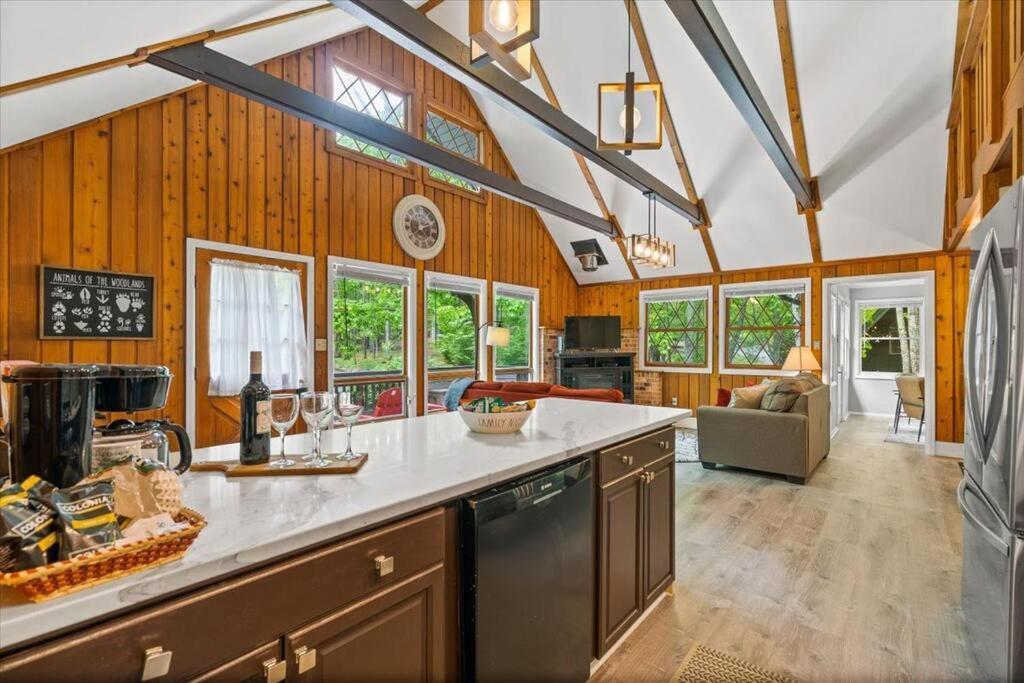 The Gingerbread House: 4 Bedroom Chalet, W/ Sunroom/Deck, Sleeps 12, Modern Amenities 맥가헤이스빌 외부 사진