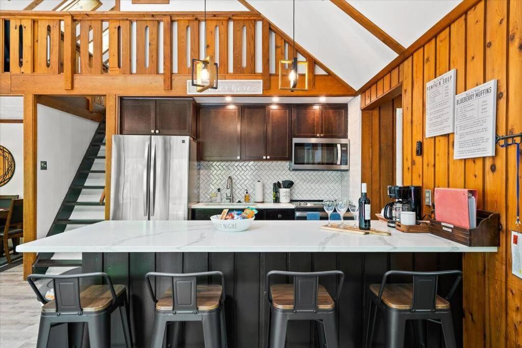 The Gingerbread House: 4 Bedroom Chalet, W/ Sunroom/Deck, Sleeps 12, Modern Amenities 맥가헤이스빌 외부 사진