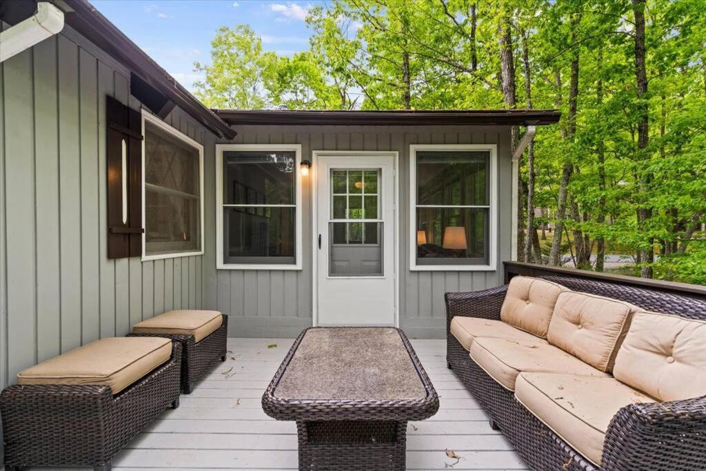The Gingerbread House: 4 Bedroom Chalet, W/ Sunroom/Deck, Sleeps 12, Modern Amenities 맥가헤이스빌 외부 사진