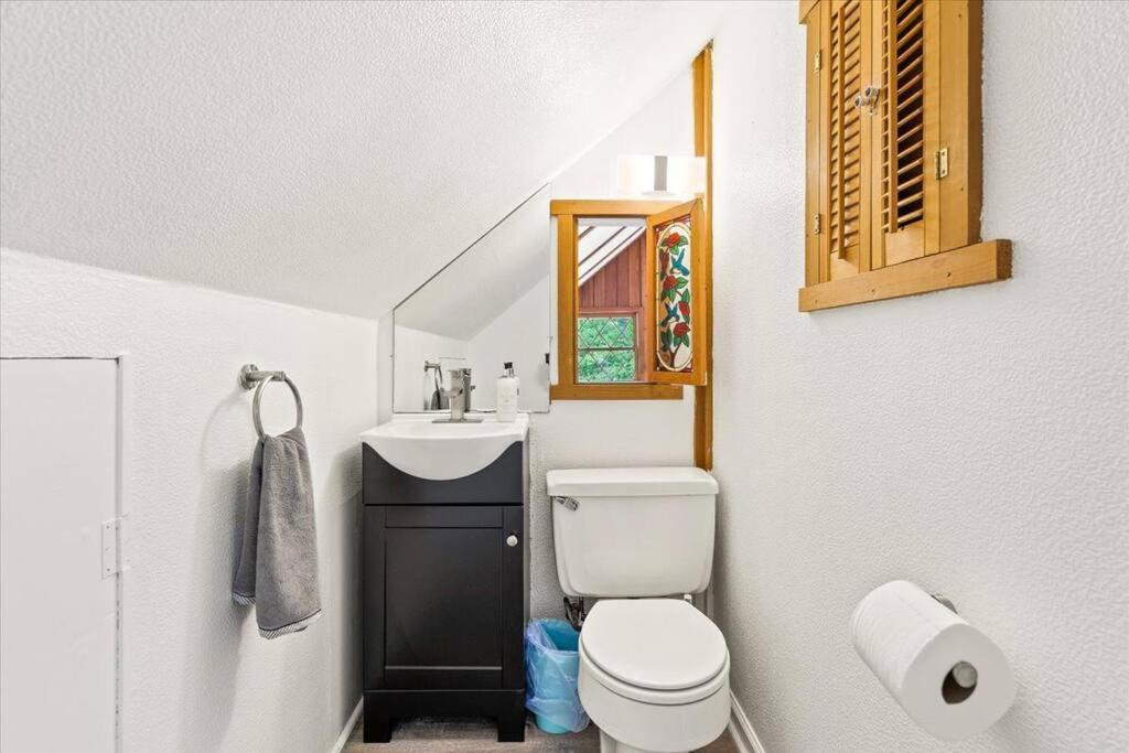 The Gingerbread House: 4 Bedroom Chalet, W/ Sunroom/Deck, Sleeps 12, Modern Amenities 맥가헤이스빌 외부 사진
