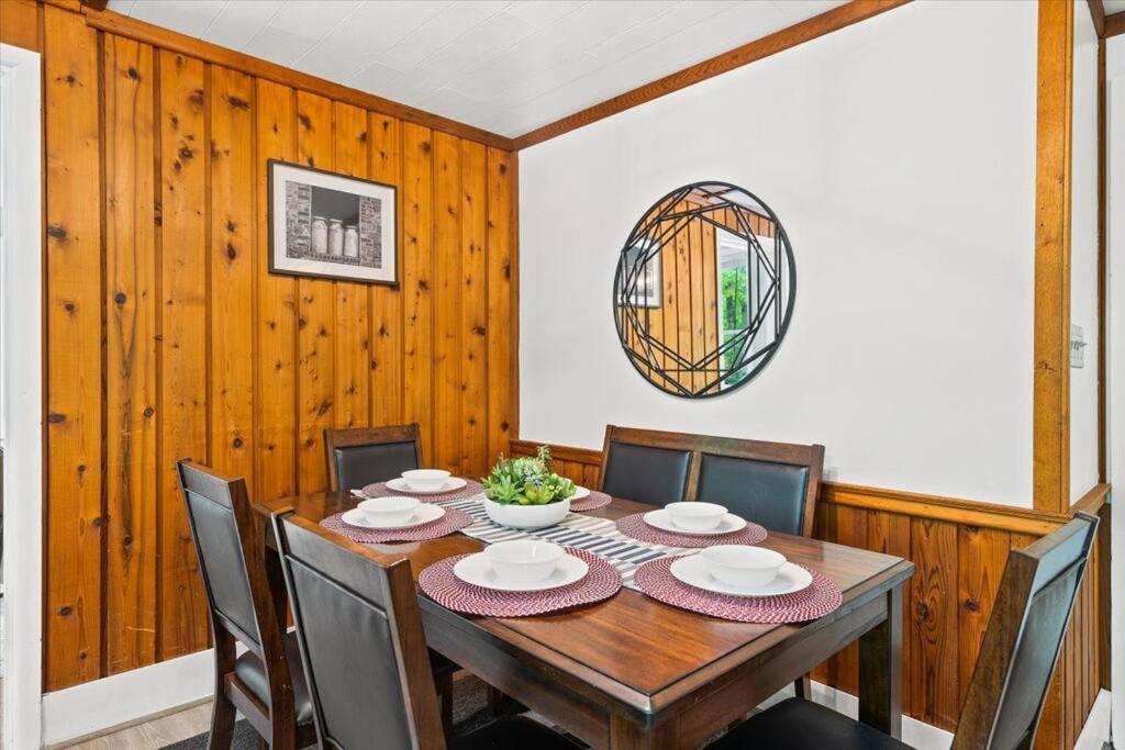The Gingerbread House: 4 Bedroom Chalet, W/ Sunroom/Deck, Sleeps 12, Modern Amenities 맥가헤이스빌 외부 사진
