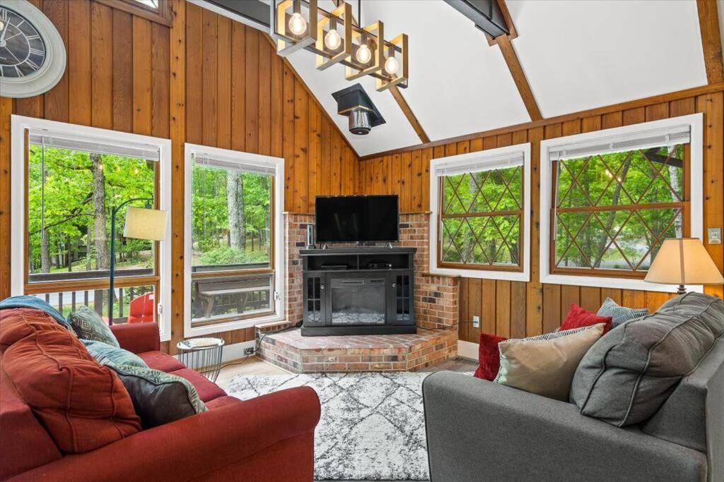 The Gingerbread House: 4 Bedroom Chalet, W/ Sunroom/Deck, Sleeps 12, Modern Amenities 맥가헤이스빌 외부 사진
