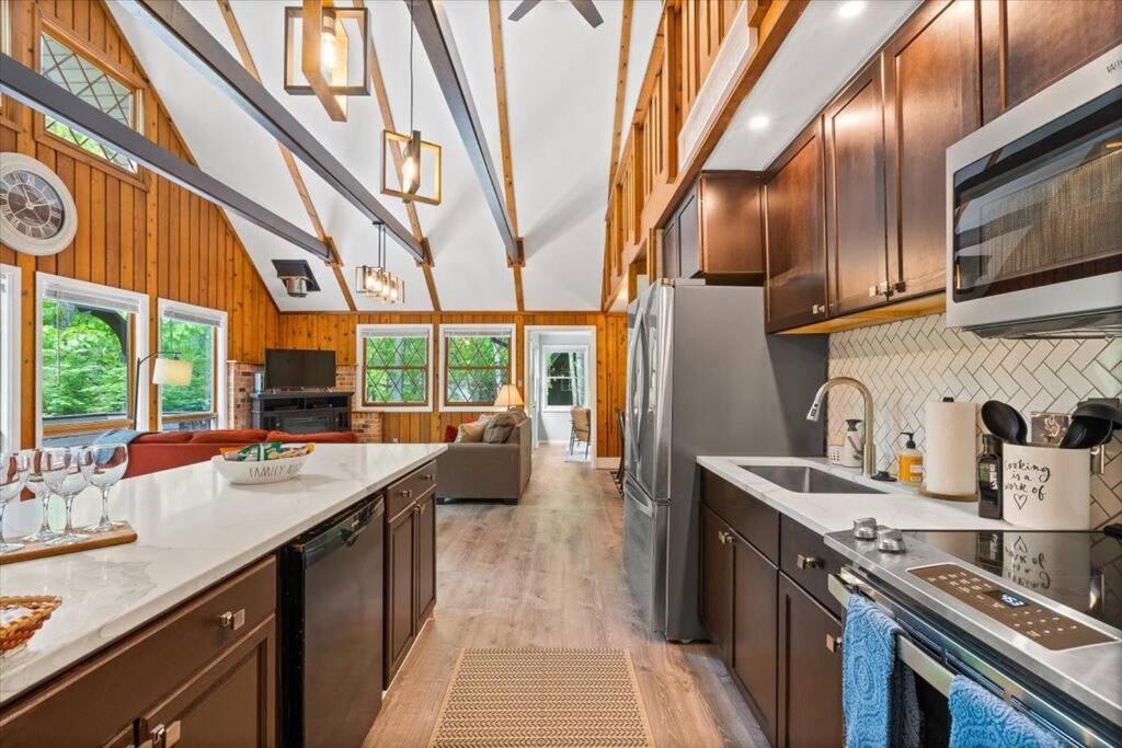 The Gingerbread House: 4 Bedroom Chalet, W/ Sunroom/Deck, Sleeps 12, Modern Amenities 맥가헤이스빌 외부 사진