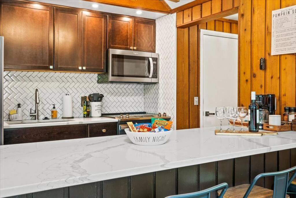 The Gingerbread House: 4 Bedroom Chalet, W/ Sunroom/Deck, Sleeps 12, Modern Amenities 맥가헤이스빌 외부 사진