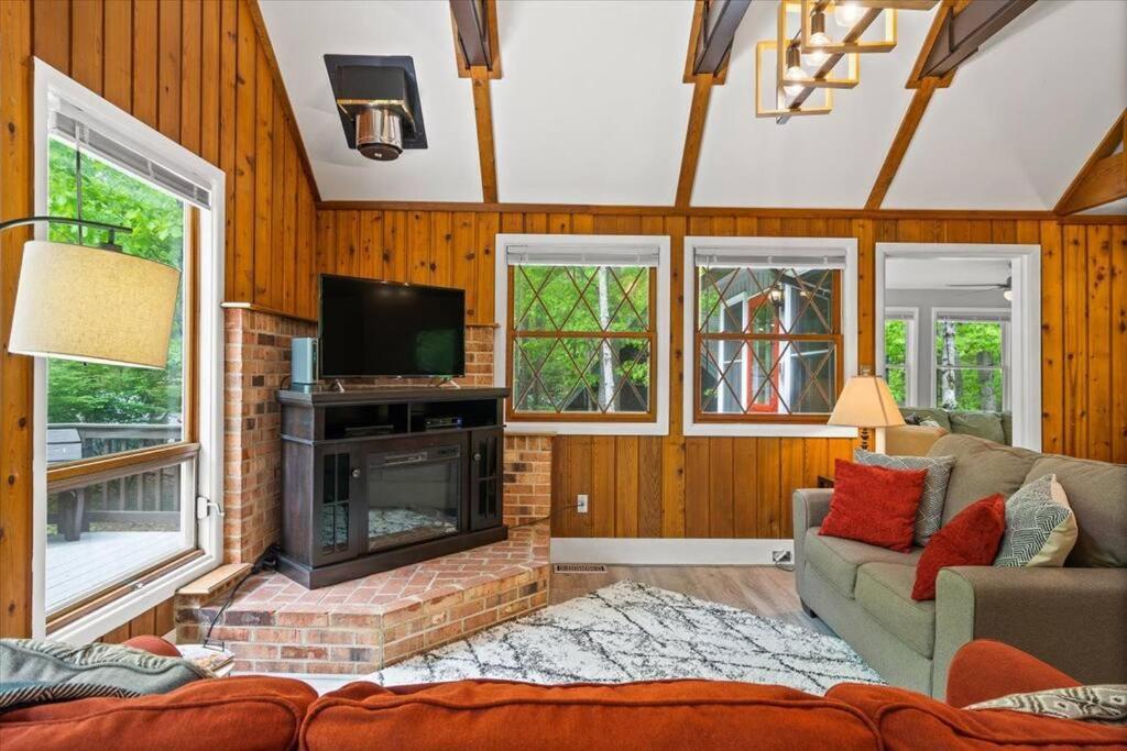 The Gingerbread House: 4 Bedroom Chalet, W/ Sunroom/Deck, Sleeps 12, Modern Amenities 맥가헤이스빌 외부 사진