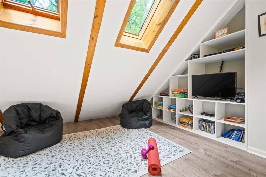 The Gingerbread House: 4 Bedroom Chalet, W/ Sunroom/Deck, Sleeps 12, Modern Amenities 맥가헤이스빌 외부 사진