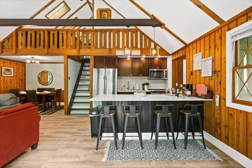 The Gingerbread House: 4 Bedroom Chalet, W/ Sunroom/Deck, Sleeps 12, Modern Amenities 맥가헤이스빌 외부 사진